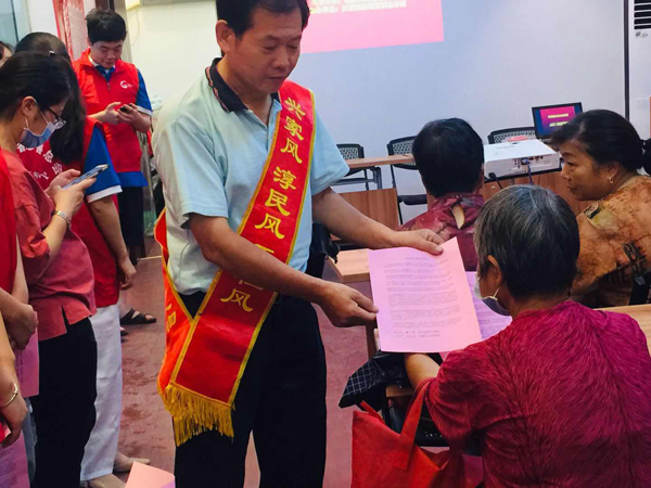江西省南昌市朝陽洲街道朝新社區(qū)聯(lián)合旅游商貿學院開展禮儀下社區(qū)活動