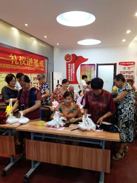 江西省南昌市朝陽洲街道朝新社區(qū)聯(lián)合旅游商貿學院開展禮儀下社區(qū)活動