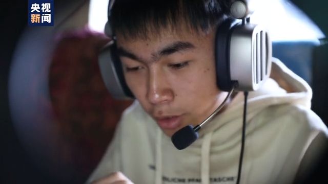 僅手指能動(dòng),！18歲山村病殘青年如何逆襲成電競(jìng)主播？