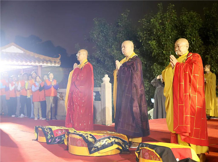 弘法寺隆重舉行恭送本煥長(zhǎng)老舍利赴甘肅酒泉敦煌市雷音寺永久供奉法會(huì)