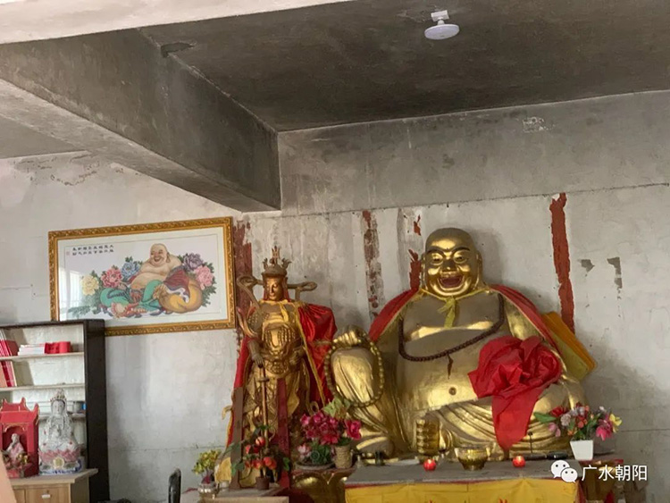 “一窮二白”的年輕僧人,，讓600年古廟“活”了過來