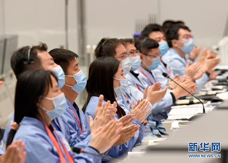 嫦娥五號(hào)返回器攜帶月球樣品安全著陸