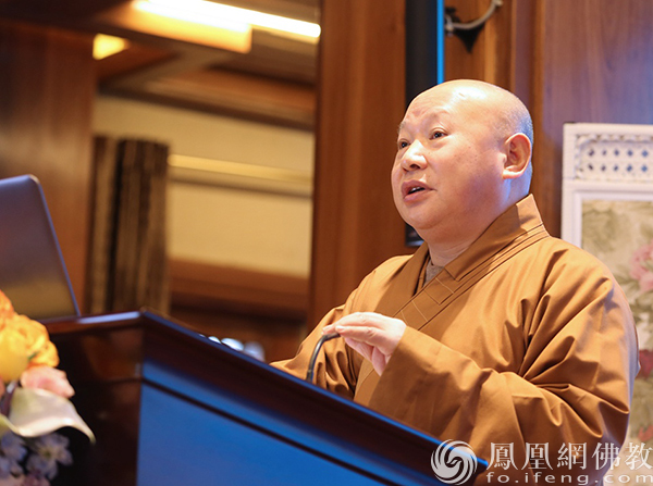 中國佛教協(xié)會(huì)副會(huì)長、黑龍江省佛教協(xié)會(huì)會(huì)長靜波法師作主旨發(fā)言（圖片來源：鳳凰網(wǎng)佛教）