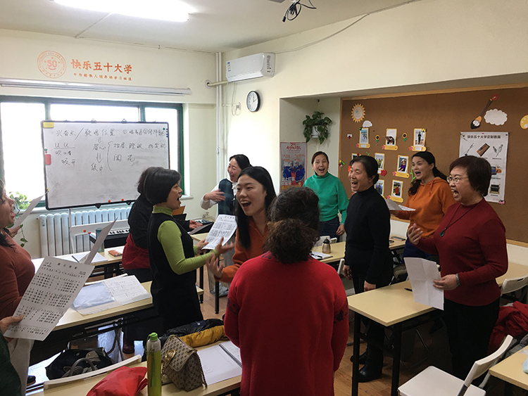 沉迷“上大學(xué)”的60后,，“力不從心”的老年大學(xué)