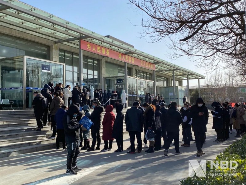北京搖號(hào)新政倒計(jì)時(shí)：車管所延至20點(diǎn)下班,，部分4S店已無車可賣