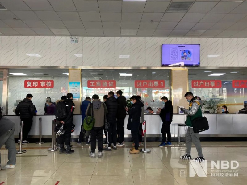 北京搖號(hào)新政倒計(jì)時(shí)：車管所延至20點(diǎn)下班,，部分4S店已無車可賣