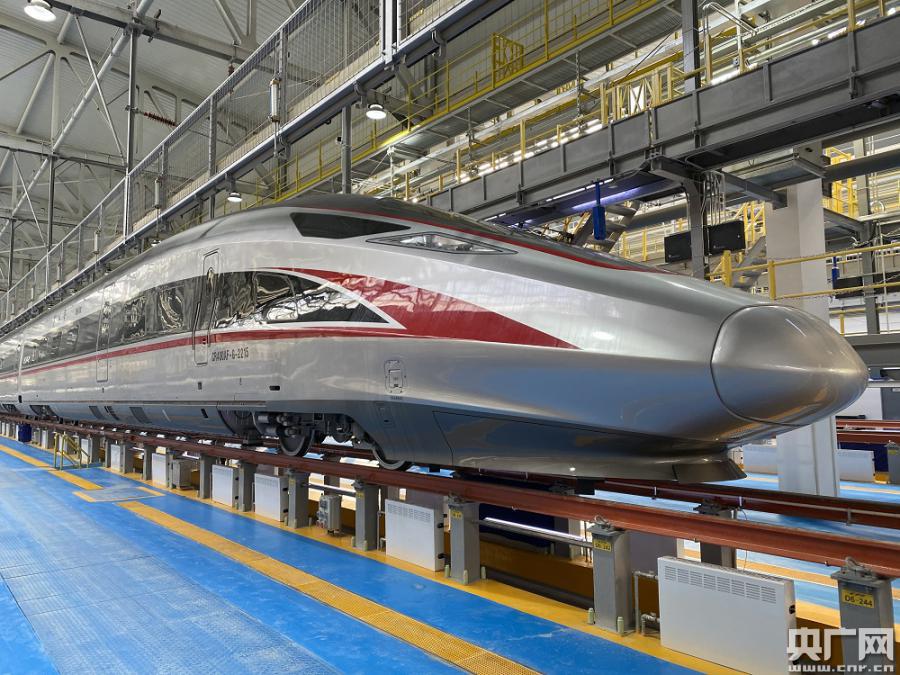 我國(guó)新型時(shí)速350公里復(fù)興號(hào)高寒動(dòng)車(chē)組問(wèn)世