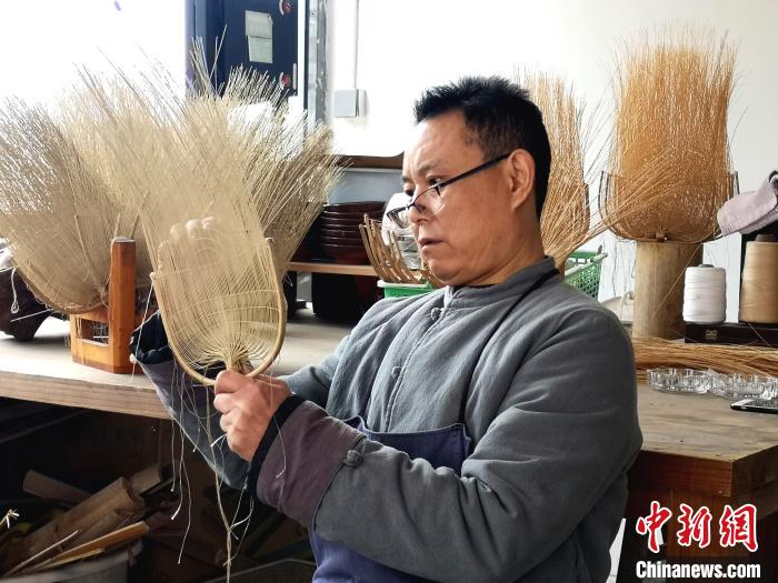 探訪百年非遺德陽潮扇制作技藝：工序繁復(fù)精細 機器無法代替純手工制作
