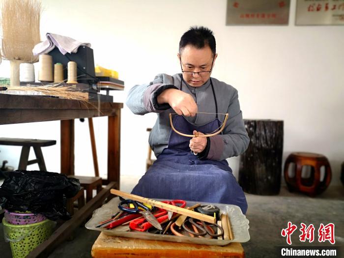 探訪百年非遺德陽潮扇制作技藝：工序繁復(fù)精細 機器無法代替純手工制作