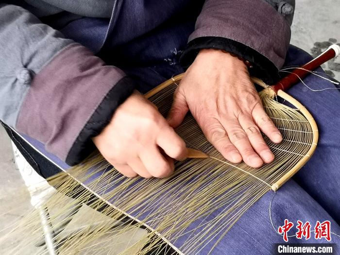探訪百年非遺德陽潮扇制作技藝：工序繁復(fù)精細 機器無法代替純手工制作