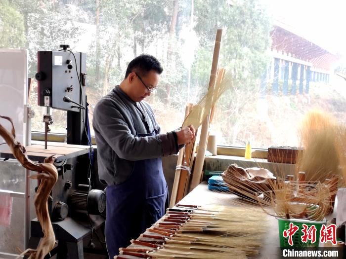 探訪百年非遺德陽潮扇制作技藝：工序繁復(fù)精細 機器無法代替純手工制作