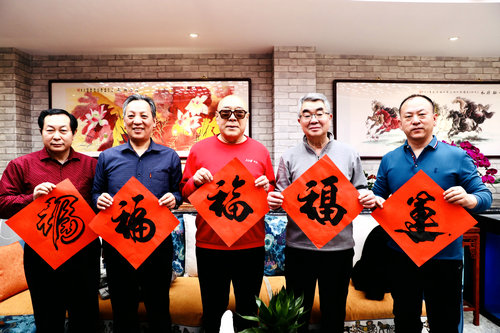 “迎新年 寫春聯(lián) 送祝?！痹诮逃和斫M委會(huì)舉行