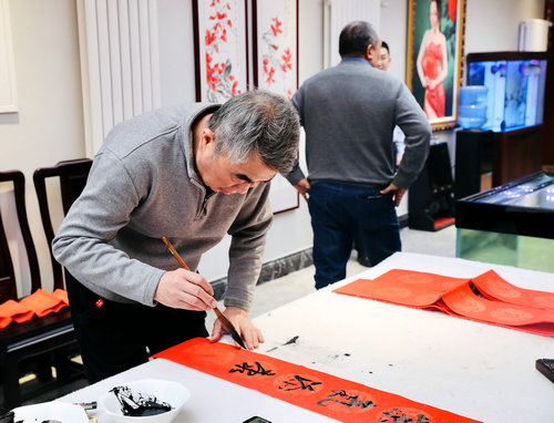 “迎新年 寫春聯(lián) 送祝福”在教育春晚組委會(huì)舉行