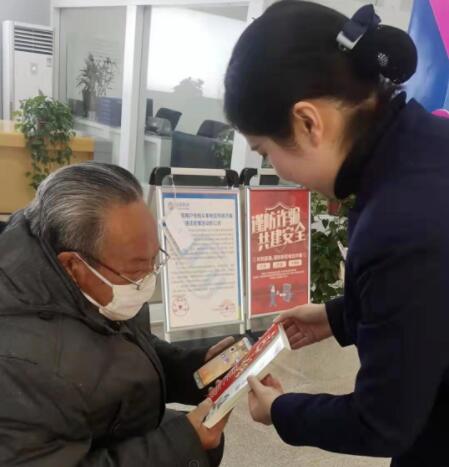 滿耳“溫馨提示”,，就是不解決問題,！老人找客服，老難了