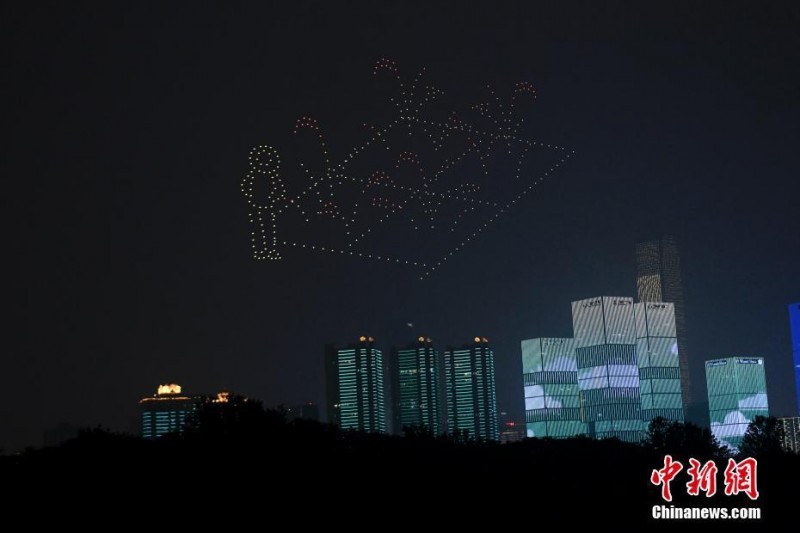 夜空中最亮的星 無人機(jī)表演悼念袁隆平