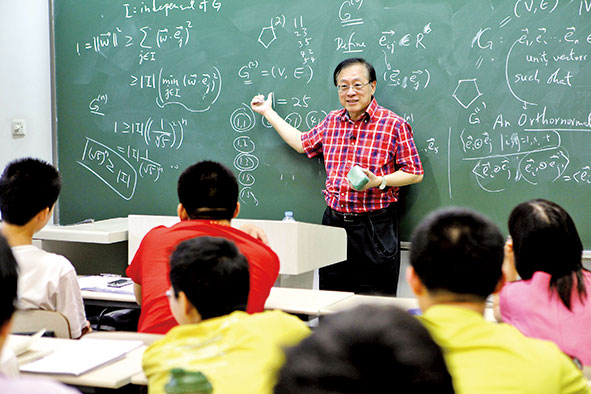 ↑2010年6月,，姚期智給清華“姚班”學(xué)生上課,。（清華大學(xué)供圖）