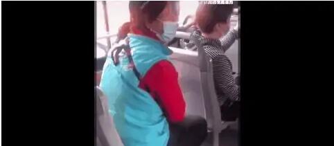 嫌讓座慢,,北京大媽竟怒罵女乘客:臭外地的,我正黃旗,!