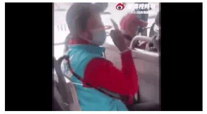 嫌讓座慢,,北京大媽竟怒罵女乘客:臭外地的,我正黃旗,!
