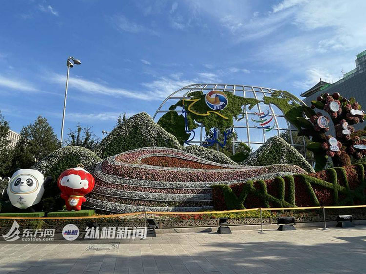 建黨百年主題花壇亮相北京長安街