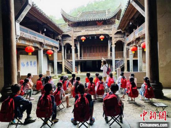 孩子暑期去哪兒,？“行萬里路”正在改變家長(zhǎng)育子觀