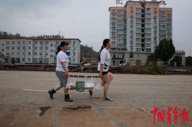 暴雨后的米河鎮(zhèn)生活：水電仍待恢復 村民積極自救 