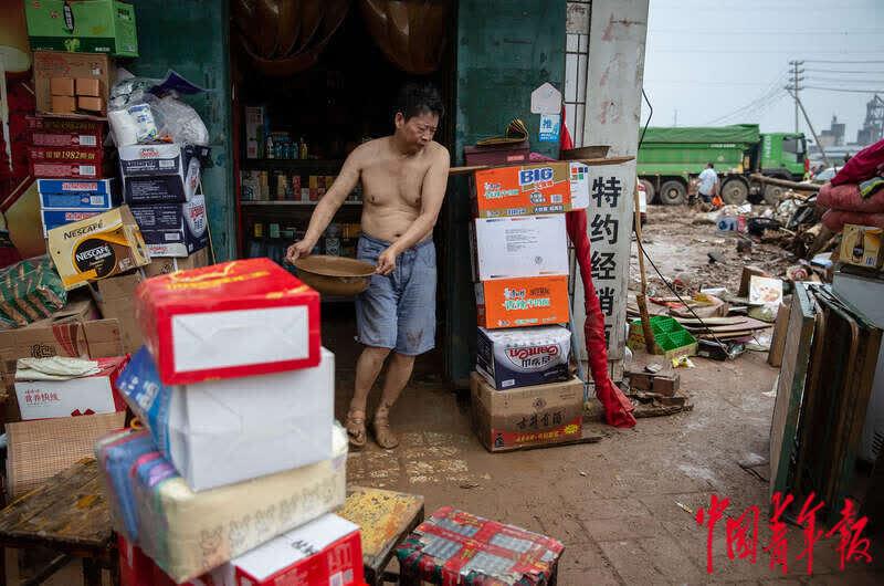 暴雨后的米河鎮(zhèn)生活：水電仍待恢復 村民積極自救 