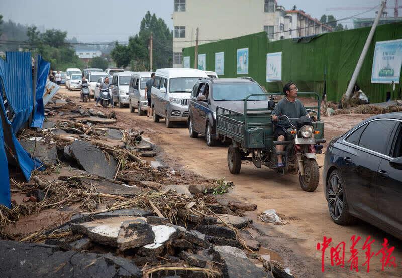暴雨后的米河鎮(zhèn)生活：水電仍待恢復 村民積極自救 