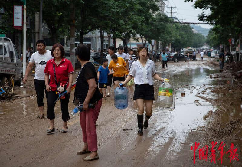 暴雨后的米河鎮(zhèn)生活：水電仍待恢復 村民積極自救 