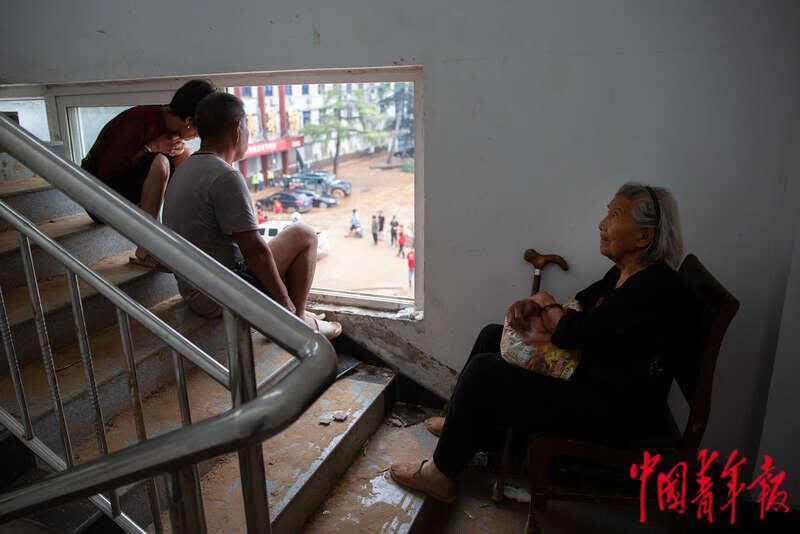 暴雨后的米河鎮(zhèn)生活：水電仍待恢復 村民積極自救 
