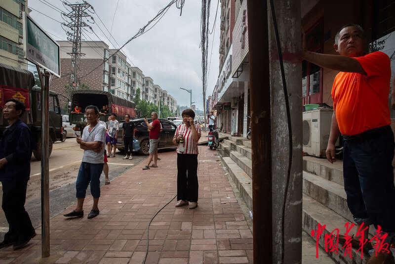 暴雨后的米河鎮(zhèn)生活：水電仍待恢復 村民積極自救 