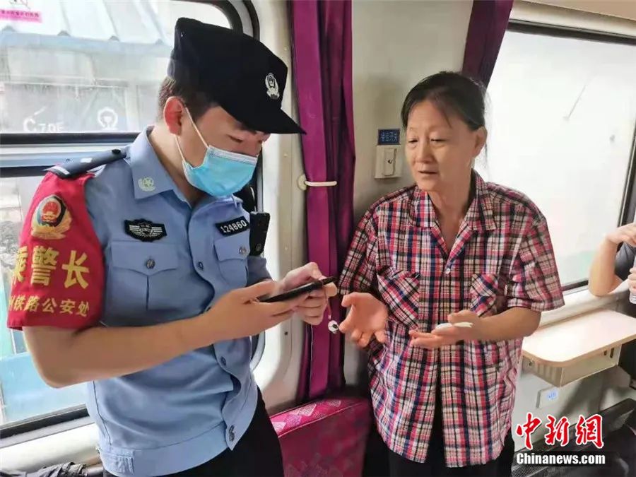 暴雨中停擺的K226/227次列車,，并不是一座孤島