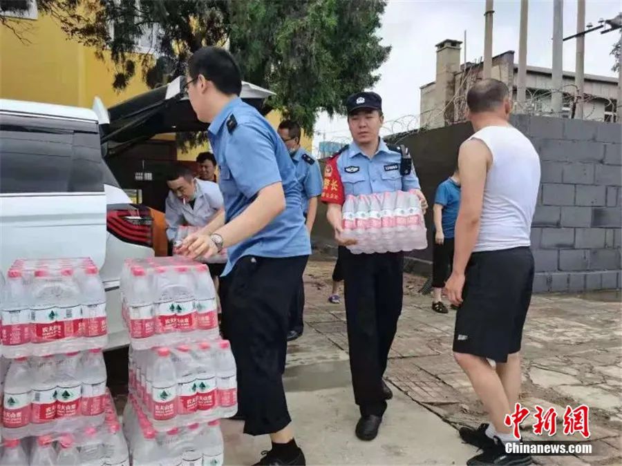 暴雨中停擺的K226/227次列車,，并不是一座孤島