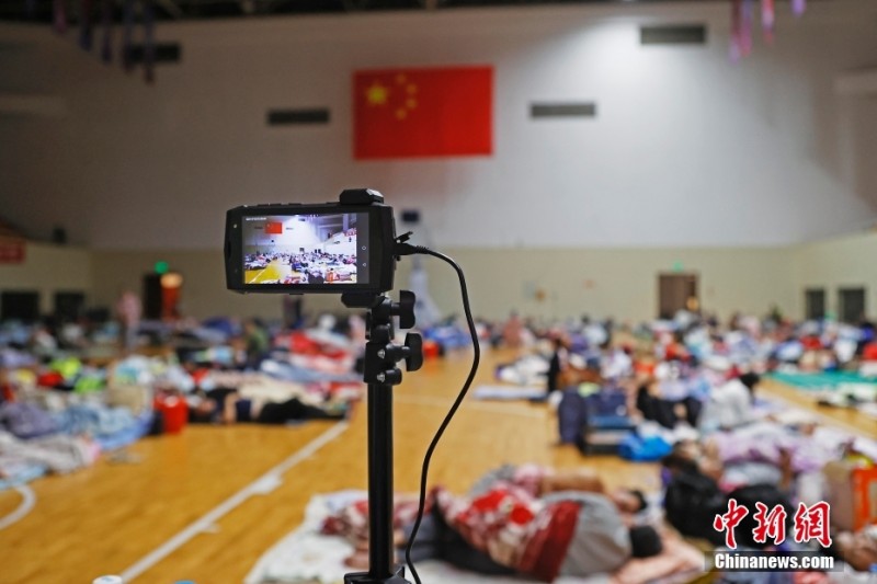 受臺風“煙花”影響 上海部分人員轉移至體育館內