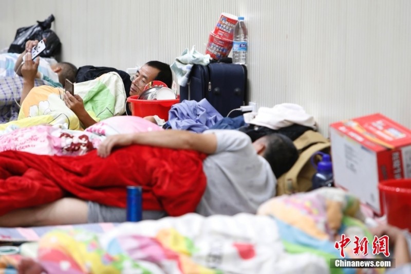 受臺風“煙花”影響 上海部分人員轉移至體育館內