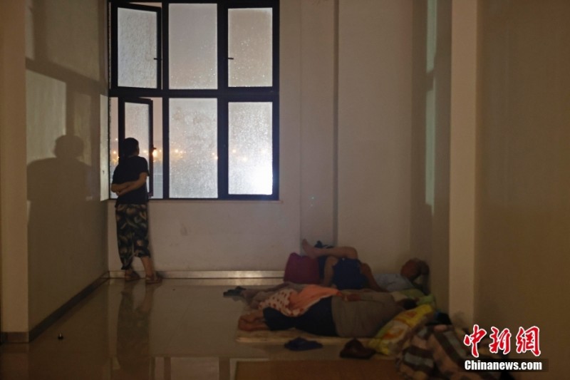 受臺風“煙花”影響 上海部分人員轉移至體育館內