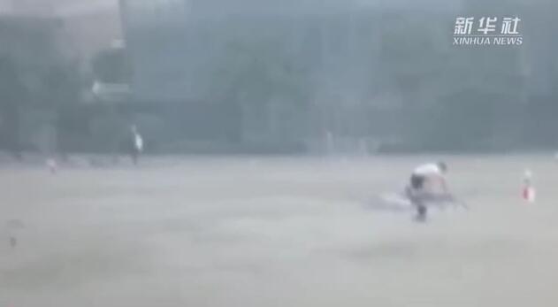 鄭州暴雨中,，22只手托起“諾亞方舟”