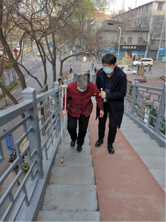 職業(yè)陪診師：讓“孤獨(dú)就診”者就醫(yī)有個幫手