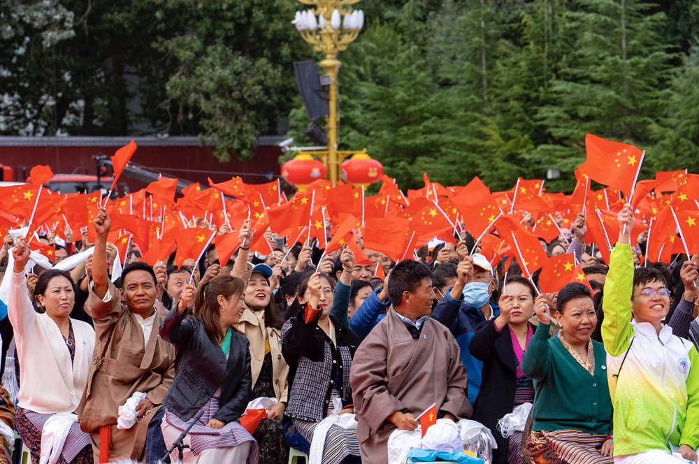 8月19日10時(shí),，慶祝西藏和平解放70周年大會(huì)在拉薩市布達(dá)拉宮廣場(chǎng)隆重舉行。這是大會(huì)舉行升旗儀式,。徐馭堯 攝