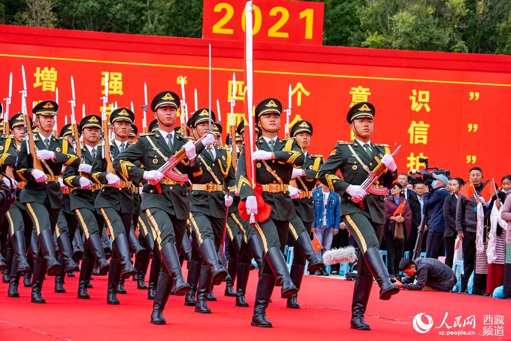 8月19日10時(shí),，慶祝西藏和平解放70周年大會(huì)在拉薩市布達(dá)拉宮廣場(chǎng)隆重舉行,。這是大會(huì)舉行升旗儀式。徐馭堯 攝