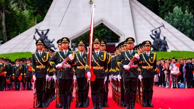 8月19日10時(shí),，慶祝西藏和平解放70周年大會(huì)在拉薩市布達(dá)拉宮廣場(chǎng)隆重舉行。徐馭堯 攝