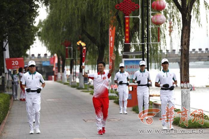 十四運會和殘?zhí)貖W會火炬在咸陽傳遞 68名火炬手接力傳遞