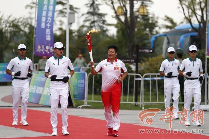 十四運會和殘?zhí)貖W會火炬在咸陽傳遞 68名火炬手接力傳遞