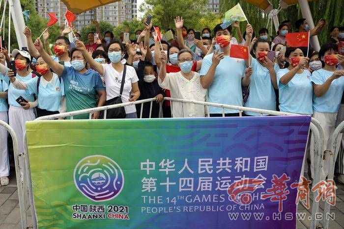 十四運會和殘?zhí)貖W會火炬在咸陽傳遞 68名火炬手接力傳遞