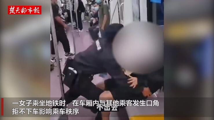 西安警方立案偵查女乘客被拖拽事件,目擊者:女子下身只剩貼身衣物