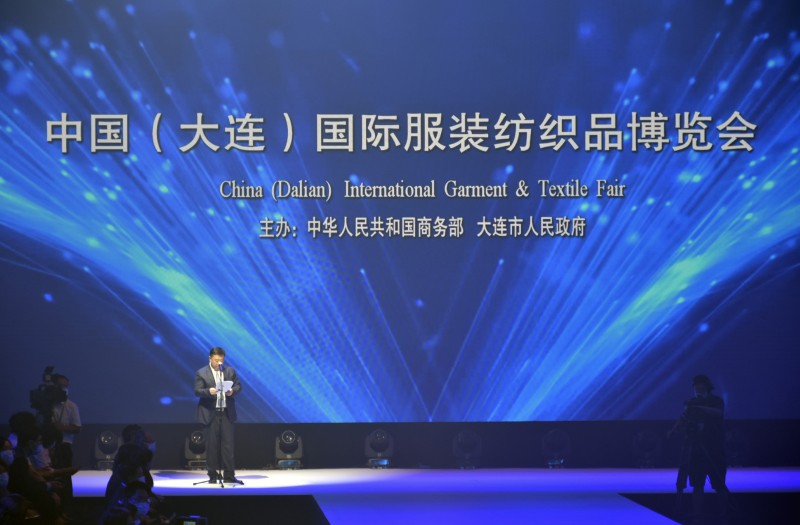 八位從大連走出的中國(guó)十佳時(shí)裝設(shè)計(jì)師在開幕式首秀綻放“初心”