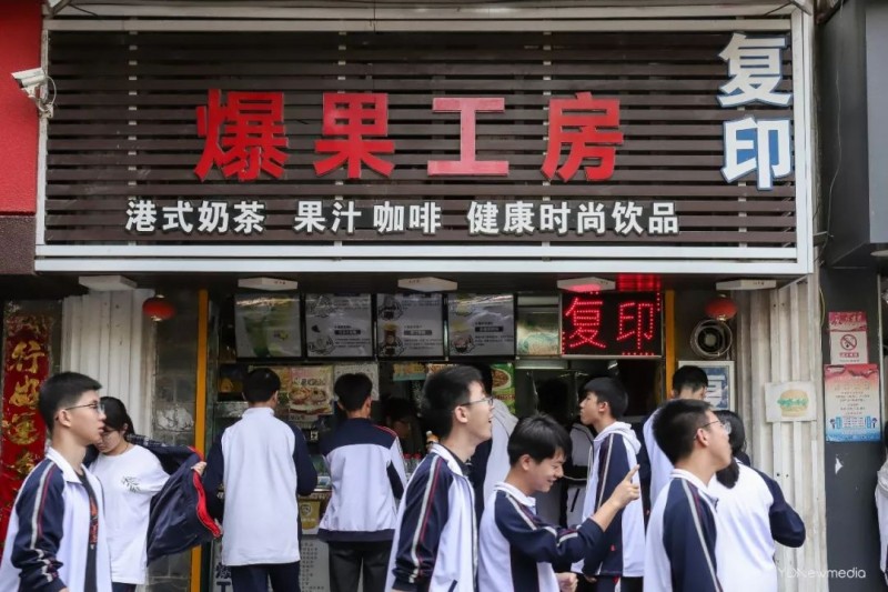 已成產(chǎn)業(yè),！校門口奶茶店向未成年提供游戲租號等服務(wù)