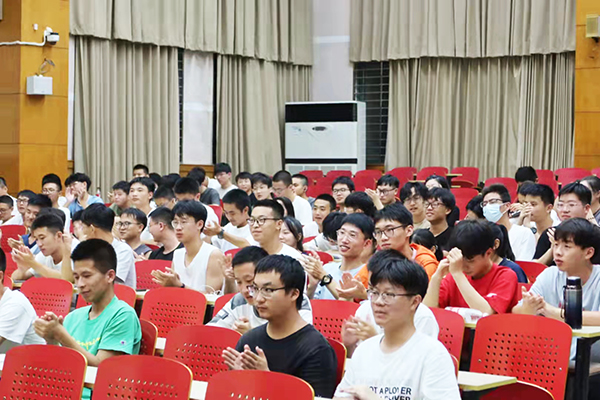 不忘歷史 請黨放心 強(qiáng)國有我—— 三風(fēng)榜樣范圣高進(jìn)校園愛國教育宣傳活動