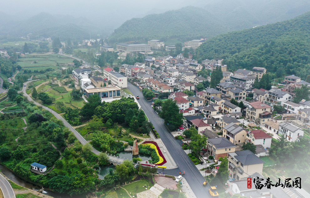 現代版“富春山居圖”丨青巒添新綠 金山富余村