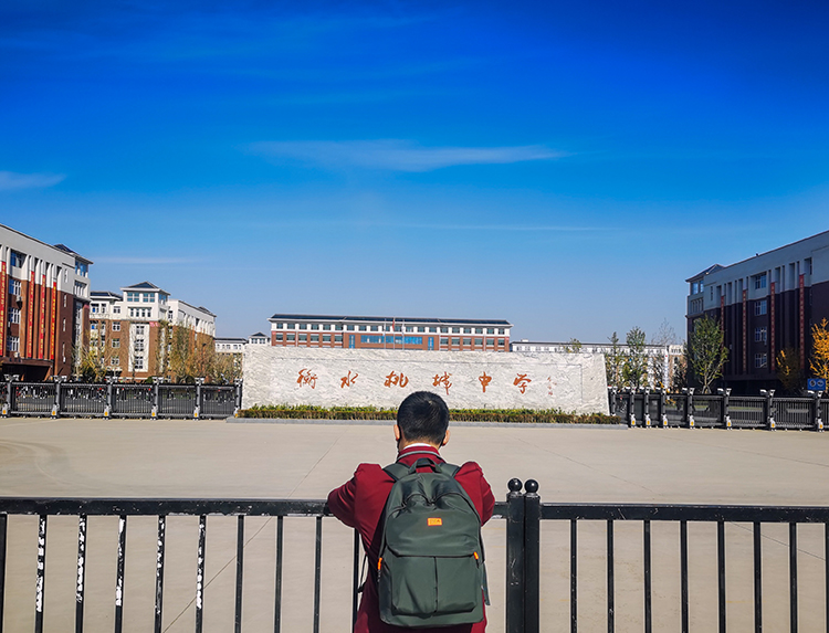 衡水“宇宙第一中學(xué)”被停止招生一年,學(xué)校老師稱無(wú)大影響,,中介一個(gè)名額賣3萬(wàn),,當(dāng)?shù)胤慨a(chǎn)仍遭瘋搶
