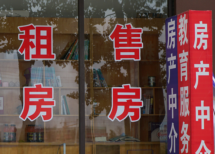 衡水“宇宙第一中學(xué)”被停止招生一年,,學(xué)校老師稱無(wú)大影響,,中介一個(gè)名額賣3萬(wàn),當(dāng)?shù)胤慨a(chǎn)仍遭瘋搶